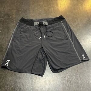 On Running men’s hybrid shorts size small